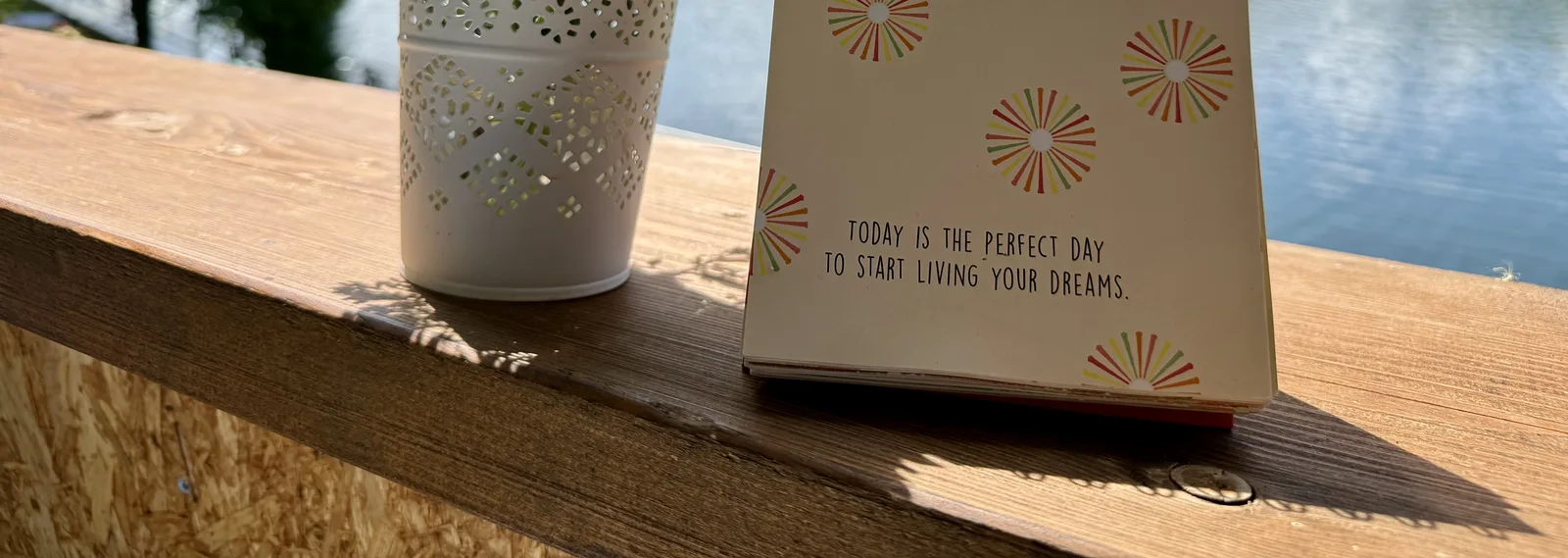 Blumenvase und Zitat-Kalender Today is the perfect day to start living your dreams, Gelaender am See