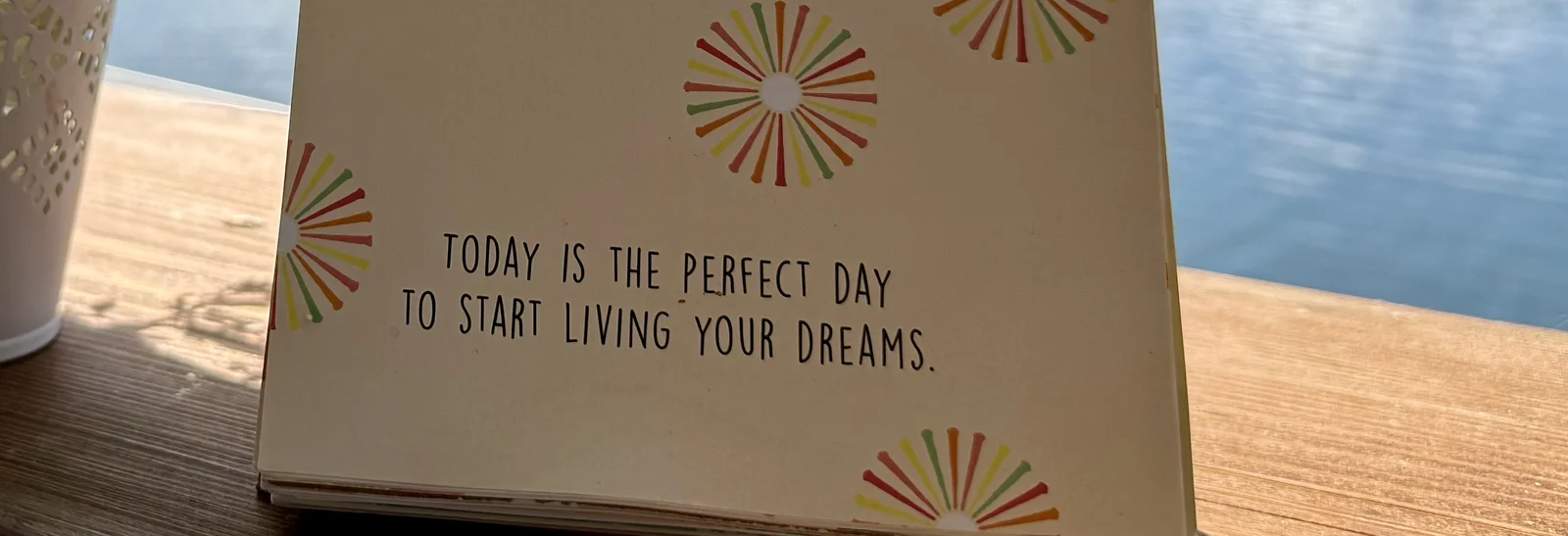 Zitat-Kalender Today is the perfect day to start living your dreams, Gelaender am See