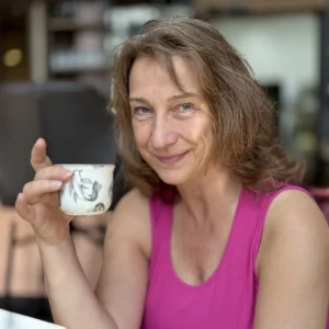 Andrea Daniel mit einer Tasse Kakao