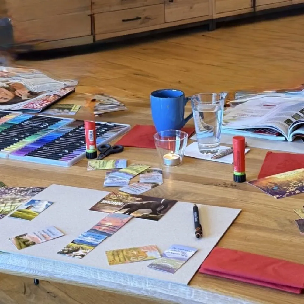 Material für das Visionsboard auf dem Tisch