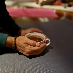 Hände halten eine Tasse Tee