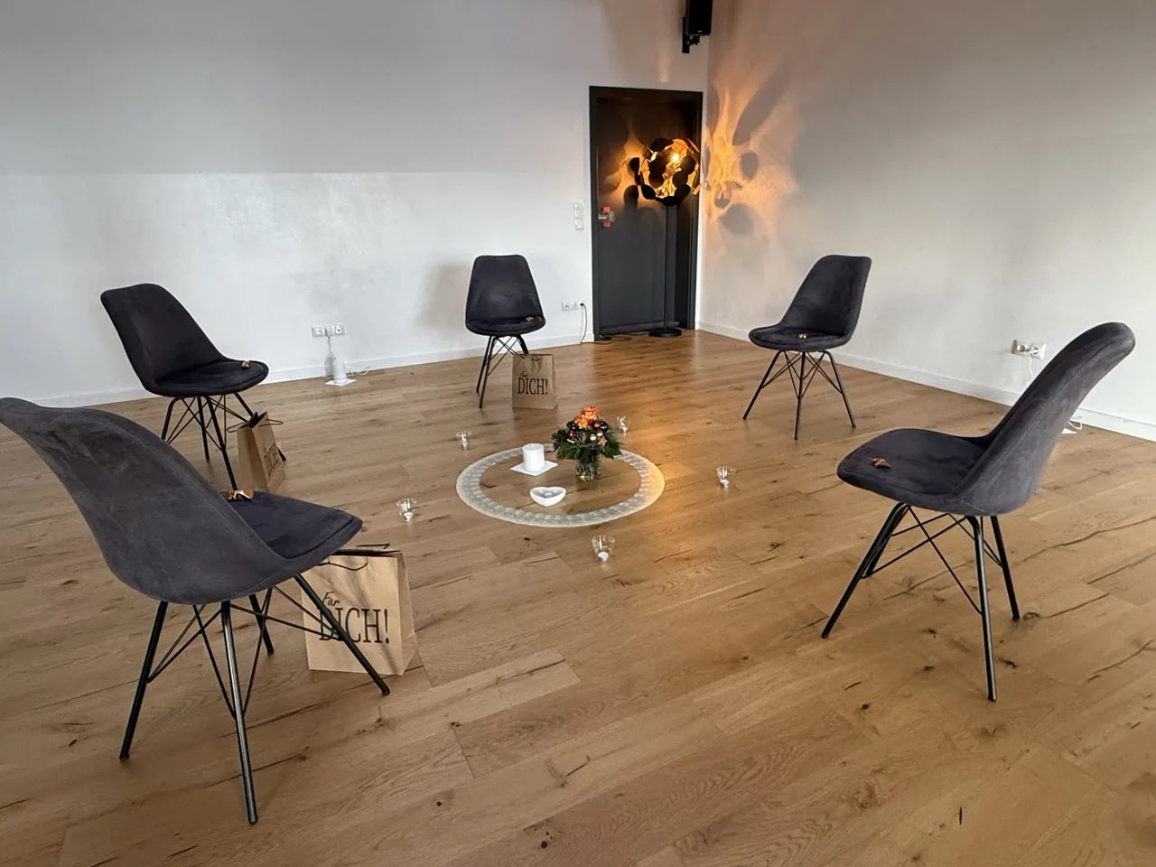 Stuhlkreis im Seminarraum mit Kamin