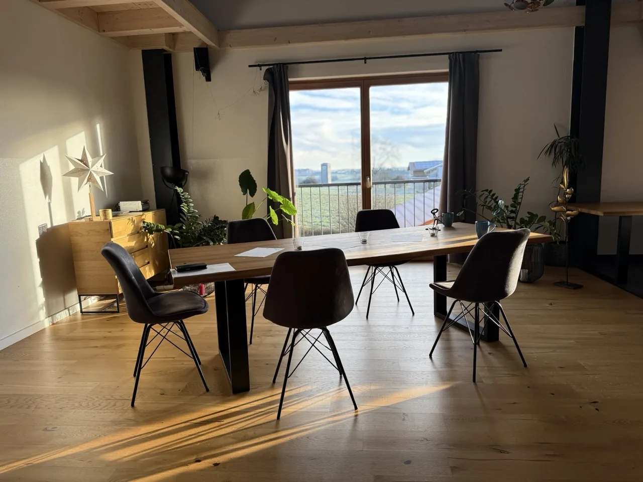 Seminarraum mit langer Tafel