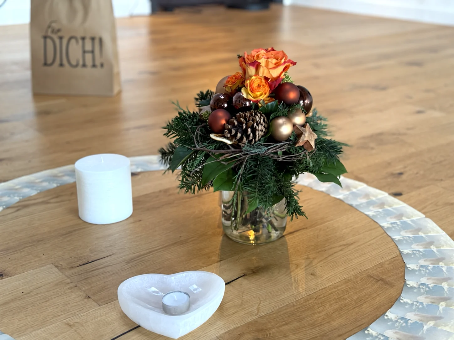Gedeckter Tisch mit Adventsgesteck und Geschenktüte "Für dich"