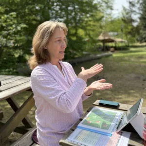 Andrea Daniel Coaching: Andrea im Gespräch am Gartentisch
