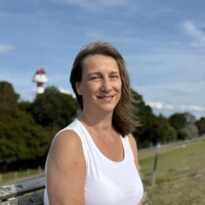 Andrea Daniel Coaching: Andrea draußen vor einem Leuchtturm
