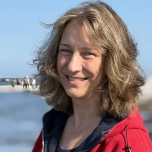 Andrea Daniel Coaching: Andrea lächelnd an der Ostsee