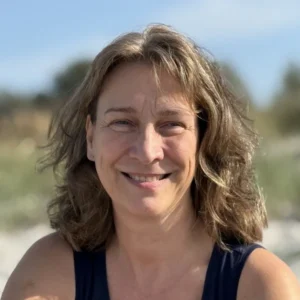 Andrea Daniel Coaching: Andrea lächelnd am Ostseestrand