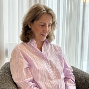 Andrea Daniel Coaching: Andrea im Sessel am Laptop